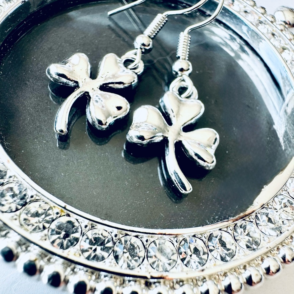 Silver Lucky Clover Drop Earrings - Women Jewelry 🍀 Nature outdoors gardener
